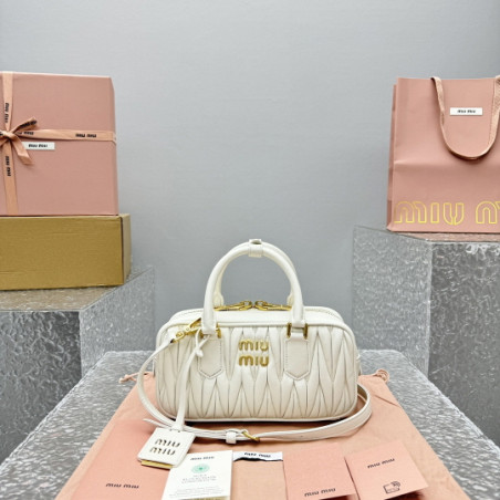 미우미우 아르카디 마테라쎄 나파 가죽 토트백 크로스백 23CM X 12CM X 8CM