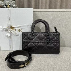 디올 여왕샵 女王 26CM X 15CM X 8CM  (D SIRE 디올 마이 매크로까나쥬백)
