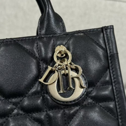 디올 여왕샵 女王 21.5CM X 13CM X 7.5CM (미니 디올 매크로 까나쥬 레이디 북 토트 숄더백 크로스백)