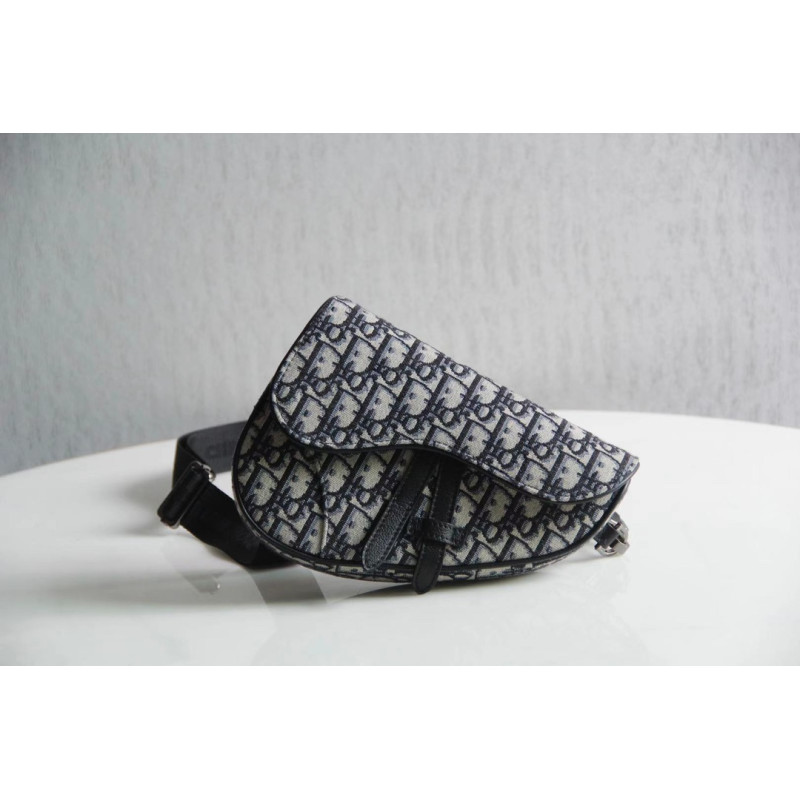 디올 大拇指 21CM X 16CM X 3CM