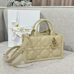 디올 여왕샵 女王 21.5CM X 13CM X 7.5CM (미니 디올 매크로 까나쥬 레이디 북 토트 숄더백 크로스백)
