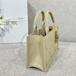 디올 여왕샵 女王 21.5CM X 13CM X 7.5CM (미니 디올 매크로 까나쥬 레이디 북 토트 숄더백 크로스백)
