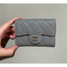지존샵 샤넬 클래식 카드 홀더 그레인드 샤이니 카프스킨 골드 그레이-浩浩