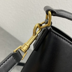 셀린느 루이즈 버킷백(Louise Bucket Bag) 19CM X 16CM X12CM