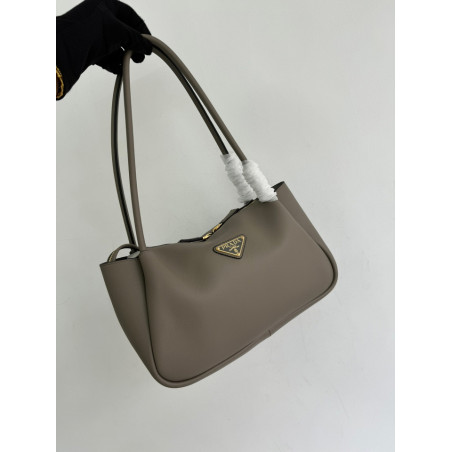 프라다 트라이앵글 가죽 토드백 28CM X 18CM X 11CM
