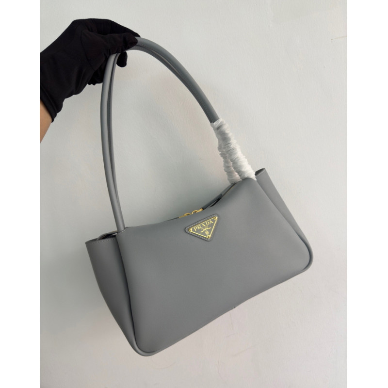 프라다 트라이앵글 가죽 토드백 28CM X 18CM X 11CM