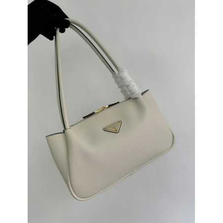 프라다 트라이앵글 가죽 토드백 화이트 28CM X 18CM X 11CM