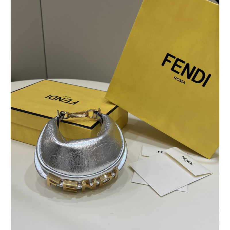 펜디(FENDI) 2022 SS 여성 컬렉션 호보백 펜디그라피 16.5CM X 14CM X 5CM