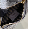 펜디(FENDI) 2022 SS 여성 컬렉션 호보백 펜디그라피 16.5CM X 14CM X 5CM