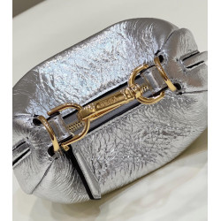 펜디(FENDI) 2022 SS 여성 컬렉션 호보백 펜디그라피 16.5CM X 14CM X 5CM