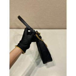 프라다 리에디션 체인 퀄팅 미니 숄더백 瑶瑶