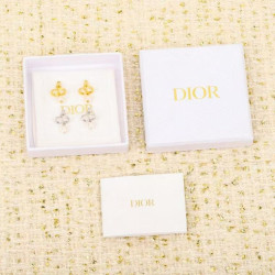 디올 Petit CD 스터디 귀걸이 MOMO