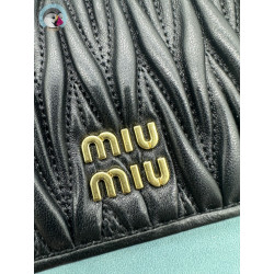 미우미우(MIU MIU)마테라쎄 가죽 지갑