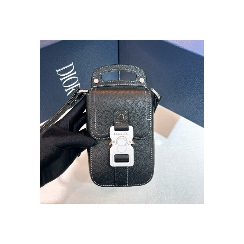 디올 새들 스트랩 버티컬 파우치백(Saddle Vertical Pouch with Strap)
