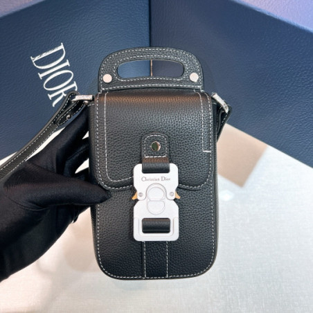 디올 새들 스트랩 버티컬 파우치백(Saddle Vertical Pouch with Strap)