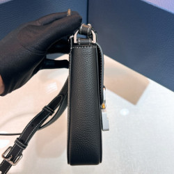 디올 새들 스트랩 버티컬 파우치백(Saddle Vertical Pouch with Strap)