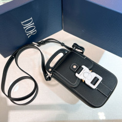 디올 새들 스트랩 버티컬 파우치백(Saddle Vertical Pouch with Strap)