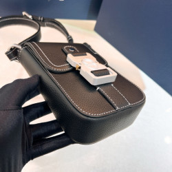 디올 새들 스트랩 버티컬 파우치백(Saddle Vertical Pouch with Strap)