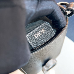 디올 새들 스트랩 버티컬 파우치백(Saddle Vertical Pouch with Strap)