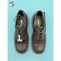 미우미우(Miu Miu) 브러시드 가죽 레이스업 슈즈