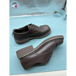 미우미우(Miu Miu) 브러시드 가죽 레이스업 슈즈