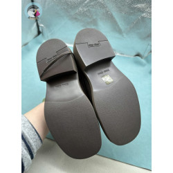 미우미우(Miu Miu) 브러시드 가죽 레이스업 슈즈