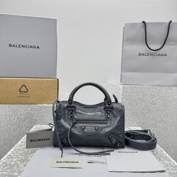 발렌시아가 24CM X 16CM X 6CM