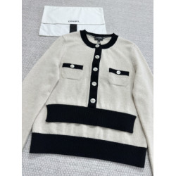 샤넬(Chanel) 블랙 트림 화이트 가디건 VIP