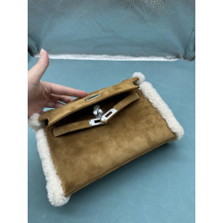 에르메스(Hermès) 포쉐트 켈리 클러치백 밤색 스웨이드 에크루 시어링(양털) -AMY