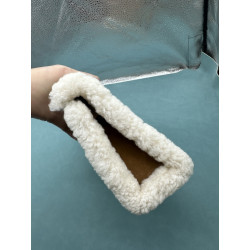 에르메스(Hermès) 포쉐트 켈리 클러치백 밤색 스웨이드 에크루 시어링(양털) -AMY