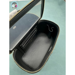 샤넬 스몰 코스메틱 케이스 그레인드 카프스킨 & 골드 메탈 블랙