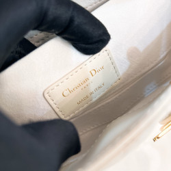 디올 레이디 디조이 백 스몰 까나쥬 22CM X 11CM X 6CM