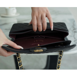 팬더샵 샤넬 클래식 미듐 플랩백 캐비어 금장 Chanel Classic Flap Medium | Pebbled Black and Gold-Tone Metal  25CM