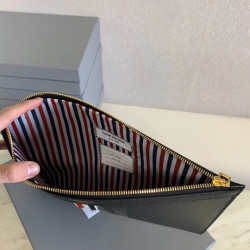 톰브라운 페블 그레인 레더 디보스드 사선 미디움 도큐먼트 홀더 블랙-艾尚 33CM