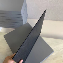 톰브라운 페블 그레인 레더 디보스드 사선 미디움 도큐먼트 홀더 블랙-艾尚 33CM