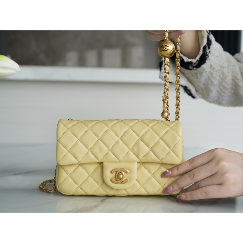 팬더샵 샤넬 클래식 뉴미니 골드볼 플랩백 금장 Chanel NEWMINI Classic Flap BAG  Lambskin and Gold-Tone Metal 13CM X 20CM X7CM