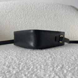 톰브라운 소프트 페블 그레인 사선 버티컬 카메라백 블랙-艾尚