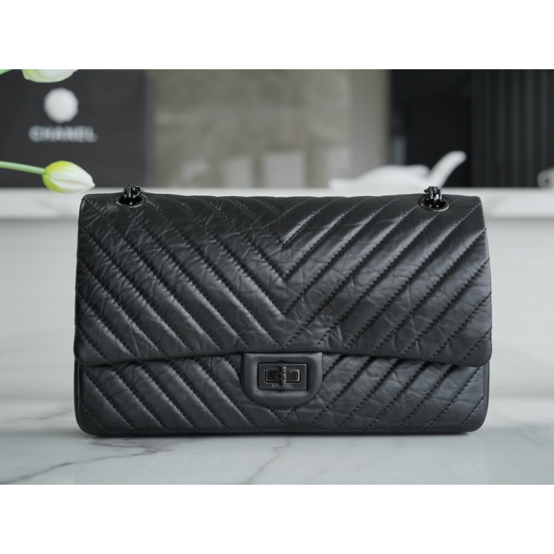 팬더샵 샤넬 쉐브론 클래식 블랙 체인 빈티지 숄더백 CHANEL 2.55 REISSUE BAG CLASSIC 28CM