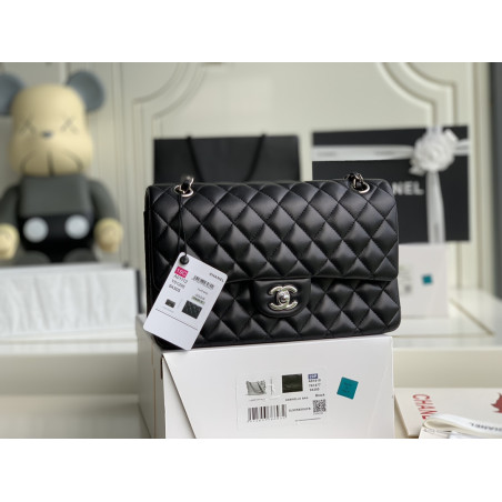 샤넬 클래식 미듐 플랩백 램스킨 은장 Chanel Classic Flap Medium | Lambskin and Silver Metal 25CM