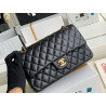 샤넬 클래식 미듐 플랩백 램스킨 금장 Chanel Classic Flap Medium | Lambskin and Gold-Tone Metal 25CM