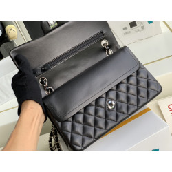 샤넬 클래식 미듐 플랩백 램스킨 은장 Chanel Classic Flap Medium | Lambskin and Silver Metal 25CM