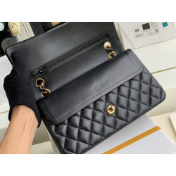 샤넬 클래식 미듐 플랩백 램스킨 금장 Chanel Classic Flap Medium | Lambskin and Gold-Tone Metal 25CM