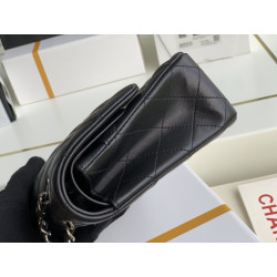 샤넬 클래식 미듐 플랩백 램스킨 은장 Chanel Classic Flap Medium | Lambskin and Silver Metal 25CM