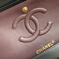 샤넬 클래식 미듐 플랩백 램스킨 금장 Chanel Classic Flap Medium | Lambskin and Gold-Tone Metal 25CM