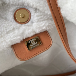 샤넬 시어링 스웨이드 미디엄 22백 AS3261 B13796 NQ757 Chanel 22 Handbag in Beige & White Shearling Suede Lambskin 35CM