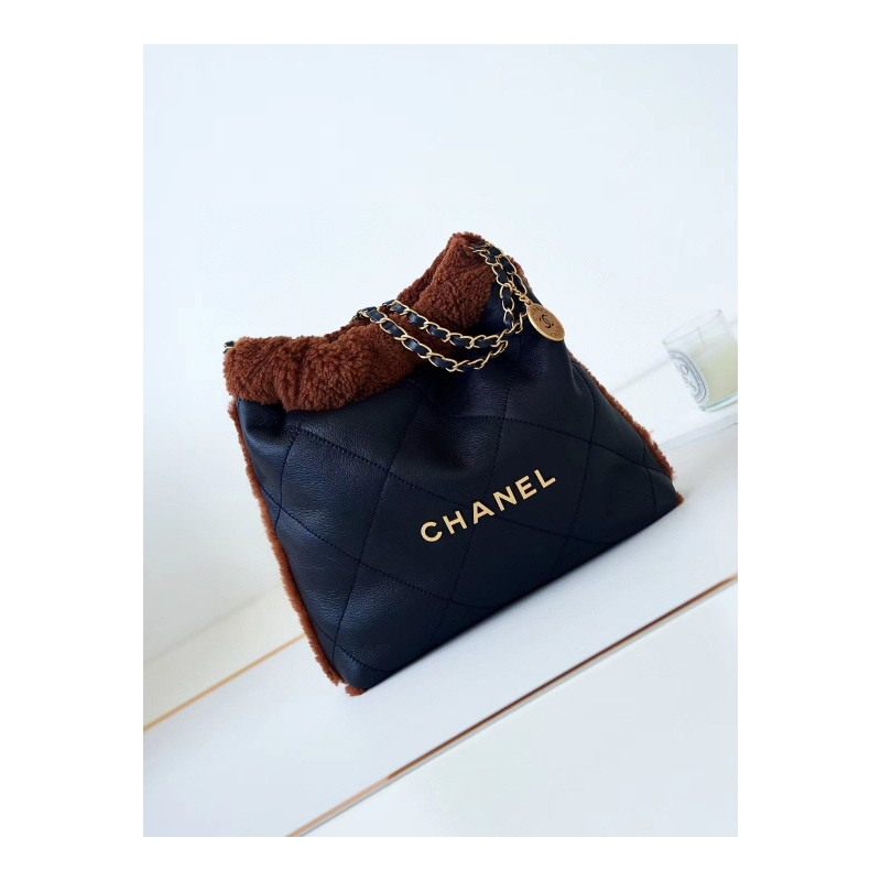 샤넬 22백 램스킨 브라운 양털 스웨이드 Chanel 22 Handbag in Black Lambskin, Brown Shearling Suede 35CM