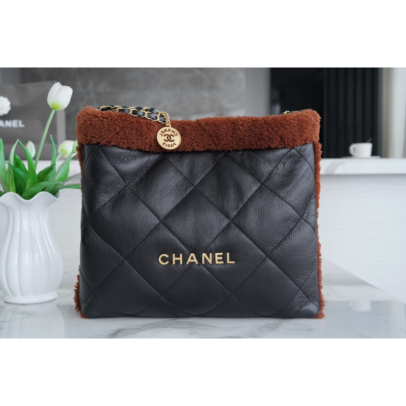 샤넬 22백 램스킨 브라운 양털 스웨이드 CHANEL 22 HANDBAG IN BLACK LAMBSKIN, BROWN SHEARLING SUEDE-팬더샵 39CM