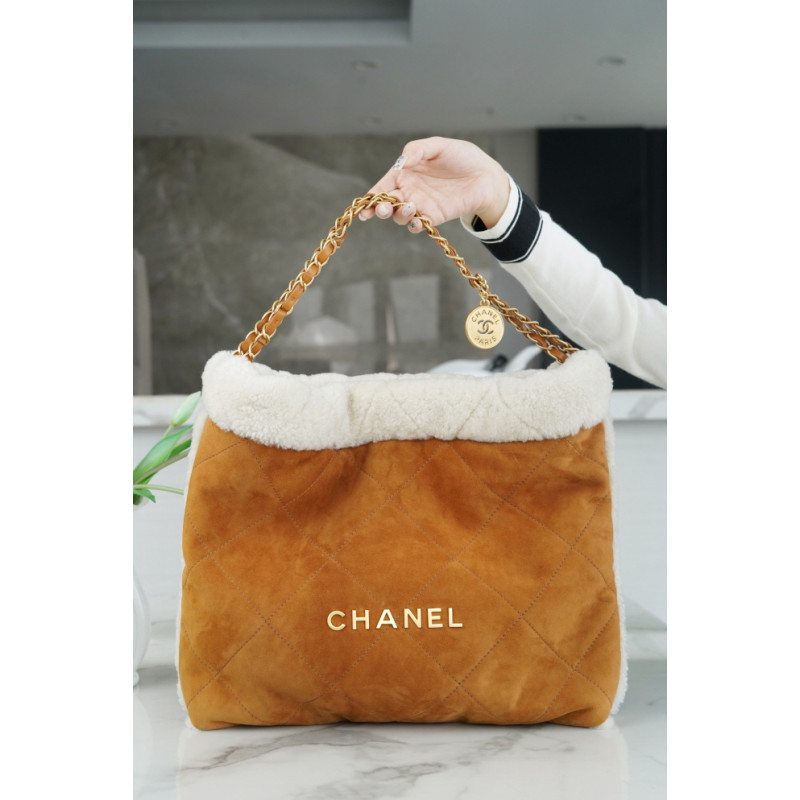 샤넬 시어링 스웨이드 미디엄 22백 AS3261 B13796 NQ757 CHANEL 22 HANDBAG IN BEIGE & WHITE SHEARLING SUEDE LAMBSKIN-팬더샵 39CM