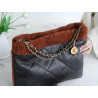 샤넬 22백 램스킨 브라운 양털 스웨이드 CHANEL 22 HANDBAG IN BLACK LAMBSKIN, BROWN SHEARLING SUEDE-팬더샵 39CM