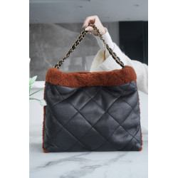 샤넬 22백 램스킨 브라운 양털 스웨이드 CHANEL 22 HANDBAG IN BLACK LAMBSKIN, BROWN SHEARLING SUEDE-팬더샵 39CM